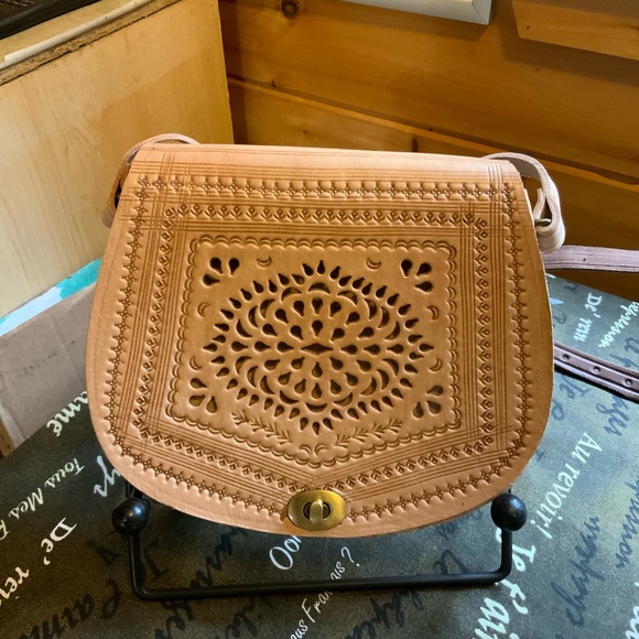New Spanish Leather Cream 9.25X8”Cross Shoulder Bag adjustable length 2 dividers - Picture 1 of 8